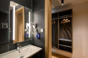 A bathroom at B&B Hotel Maribor