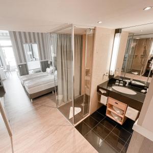 Ein Badezimmer in der Unterkunft Resort Hotel Vier Jahreszeiten Zingst
