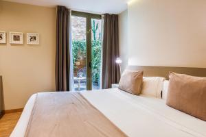 A bed or beds in a room at Hotel Well and Come Barcelona