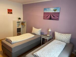 Tempat tidur dalam kamar di TOP LAGE 2 Zimmerwohnung mit Balkon und bester Aussicht in OG 2 links