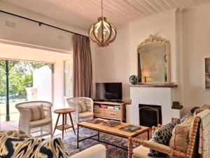 Gallery image of Milkwood Cottage, Beachfront family vacation home, Sleeps 6 in Gordonʼs Bay