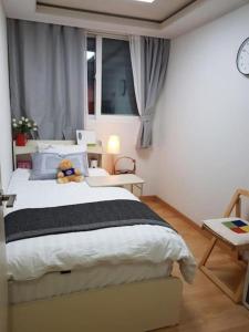 um quarto com uma cama com um urso de peluche em Gyeongbokgung Palace Seochon Christian Home - Foreigner Only em Seul