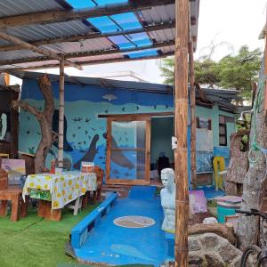 Habitación con mesa y pared azul en Cozy Hosting Galapagos, en Puerto Ayora