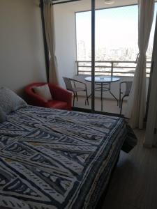 ein Schlafzimmer mit einem Bett und einem Tisch und Stühlen in der Unterkunft AMUNATEGUI 173 Iquique Centro, ejecutivos in Iquique