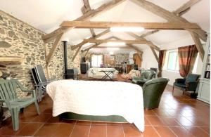 sala de estar con muebles y pared de piedra. en Maison de 2 chambres avec jardin amenage a Bagnac sur Cele, en Linac