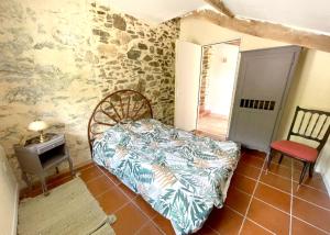 una camera da letto con un letto, un tavolo e una sedia di Maison chaleureuse à Bagnac-sur-Célé 70 m² avec jardin accueillant a Linac
