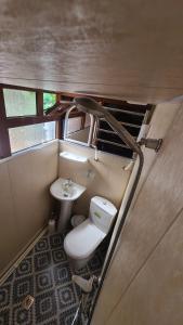 Bilik mandi di Marhabo Guesthouse
