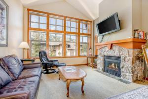 sala de estar con chimenea y TV en Eagle Springs East 315: Osprey Suite, en Solitude