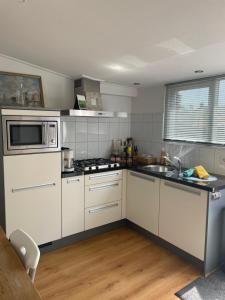 Kuchyň nebo kuchyňský kout v ubytování Domburg centrum - Fijne bungalow 200 m van strand