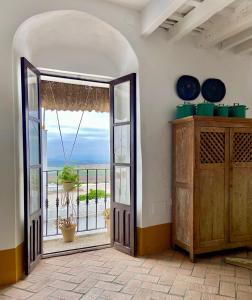 una puerta abierta a un balcón con vistas en Apartamento San Juan, en Vejer de la Frontera
