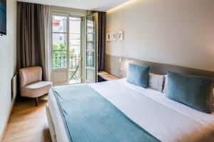 A bed or beds in a room at Hotel Well and Come Barcelona