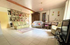 sala de estar con 2 sofás y comedor en Maison de 4 chambres avec jardin amenage et wifi a Bagnac sur Cele en Linac