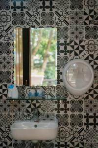 ein Badezimmer mit Waschbecken und Spiegel in der Unterkunft Maison Teahouse homestay in Ha Giang