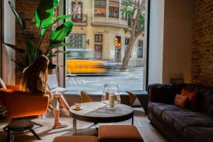 A seating area at Hotel Well and Come Barcelona