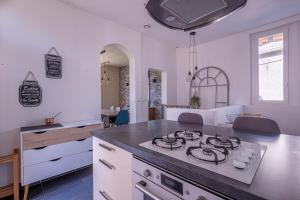 a kitchen with a stove top oven in a kitchen at Maison de la Gaîté in Amboise