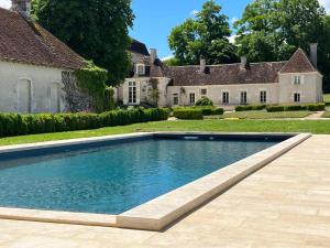 ein Pool vor einem Haus in der Unterkunft Château de Villemorien in Villemorien
