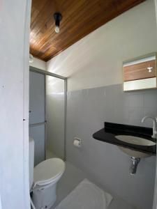 Kamar mandi di Pousada Tapuia