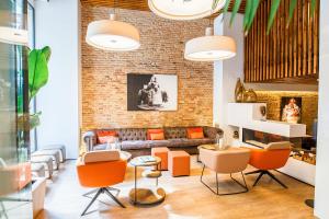 فندق ويل أند كوم في برشلونة: غرفة معيشة مع أريكة وكراسي