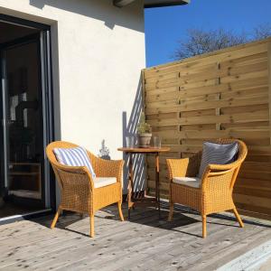 two chairs and a table on a patio at Ferienwohnung Mester in Osterrönfeld