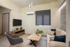 een woonkamer met een bank en een tafel bij Le Centre Ville in Athene