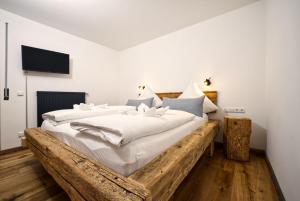 a bedroom with a large bed with white sheets at Ferienwohnung Schloßblick in Füssen