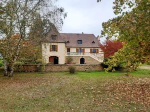 een groot huis met een trap in een tuin bij Maison de 5 chambres avec jardin amenage et wifi a Le Bugue in Le Bugue