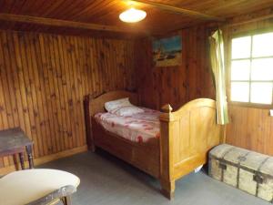 een slaapkamer met een bed in een houten kamer bij Maison de 5 chambres avec jardin amenage et wifi a Le Bugue in Le Bugue