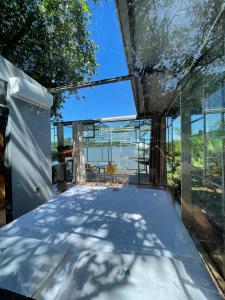 une maison en verre avec vue sur l'eau dans l'établissement La Wayaba, à Hernandarias