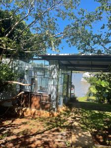 una casa de cristal con vistas al agua en La Wayaba, en Hernandarias