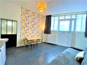 a dining room with a table and chairs in a room at Appartements Rue Sarret XXL in Angers