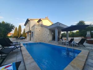 Bazén v ubytování Holiday Home Joly nebo v jeho okolí + 37 fotografií