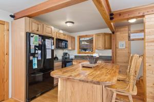 Η κουζίνα ή μικρή κουζίνα στο Cedar Lodge at Rockaway