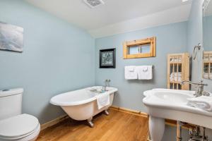 Ένα μπάνιο στο Cedar Lodge at Rockaway +37 φωτογραφίες