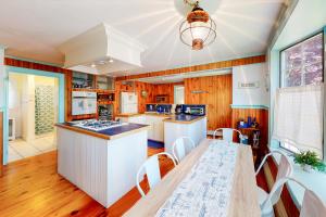 cocina con mesa y sillas en una habitación en Red River Retreat, en Harwich