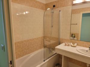 Koupelna v ubytování L'AUBERGE DE L'OLIVE