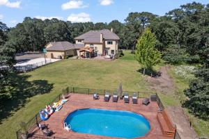 una vista aérea de una casa con piscina en Oak Rise, en Dallas