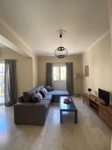 Μια τηλεόραση ή/και κέντρο ψυχαγωγίας στο Thisvi's Apartment - In The Heart Of The Center +8 φωτογραφίες