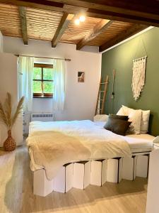 - une chambre avec un grand lit et une fenêtre dans l'établissement Ferienhaus Regeneration bayerischer Wald, à Regen