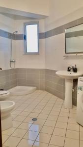 uma casa de banho com um WC e um lavatório em Apartment Orik em Orikum