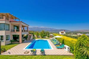 uma imagem de uma villa com piscina em Villa Margarita Exi by Villa Plus em Kalyves