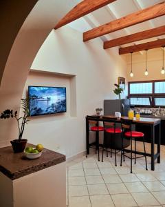 - une cuisine et une salle à manger avec une table et des chaises dans l'établissement La Posada Copan, à Copan Ruinas