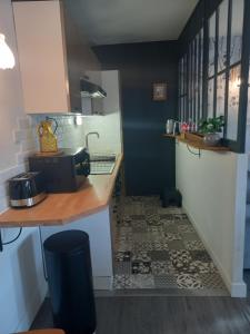 uma cozinha com uma escada que conduz a uma cozinha com piso em La terrasse Majorelle. em Le Passage