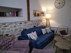 A seating area at Gîte de Famille avec Jacuzzi