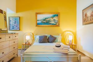 1 dormitorio con 1 cama y una pintura en la pared en Villa “Alexis&Coco” traditional house en Tríkorfon
