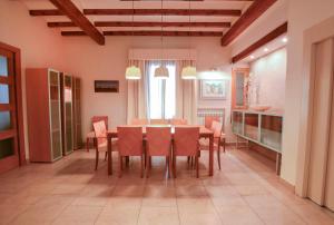 jadalnia ze stołem i krzesłami w obiekcie Casa Paquita w mieście Calpe