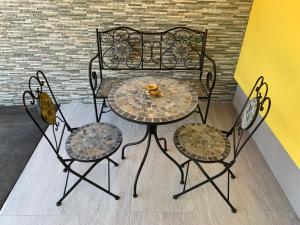 una mesa con dos sillas y una mesa con una mesa y dos en Apartmaji Prʼ nas en Laško