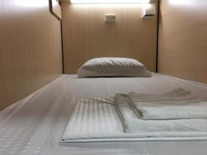 Postel nebo postele na pokoji v ubytování Bonvenon capsule Hostel