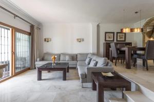 een woonkamer met een bank en een tafel bij OleHolidays Balcones de Bellavista in Estepona