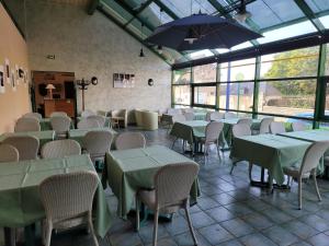 Reštaurácia alebo iné gastronomické zariadenie v ubytovaní L'AUBERGE DE L'OLIVE