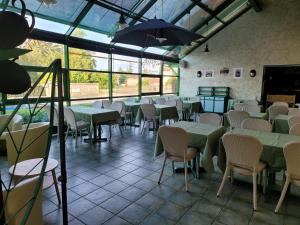 Televízia a/alebo spoločenská miestnosť v ubytovaní L'AUBERGE DE L'OLIVE